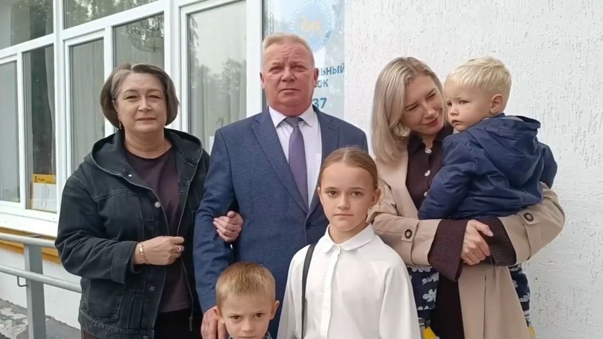Вице-спикер Законодательного Собрания Псковской области Игорь Дитрих с семьей проголосовал на выборах в Псковской области