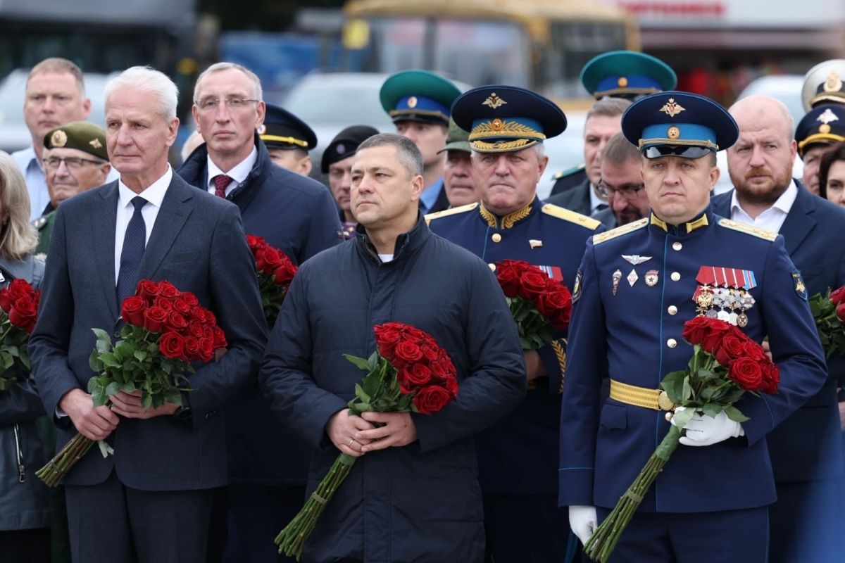 У нового мемориального комплекса защитникам Отечества на кладбище «Белый Мох» состоялось торжественно-памятное мероприятие