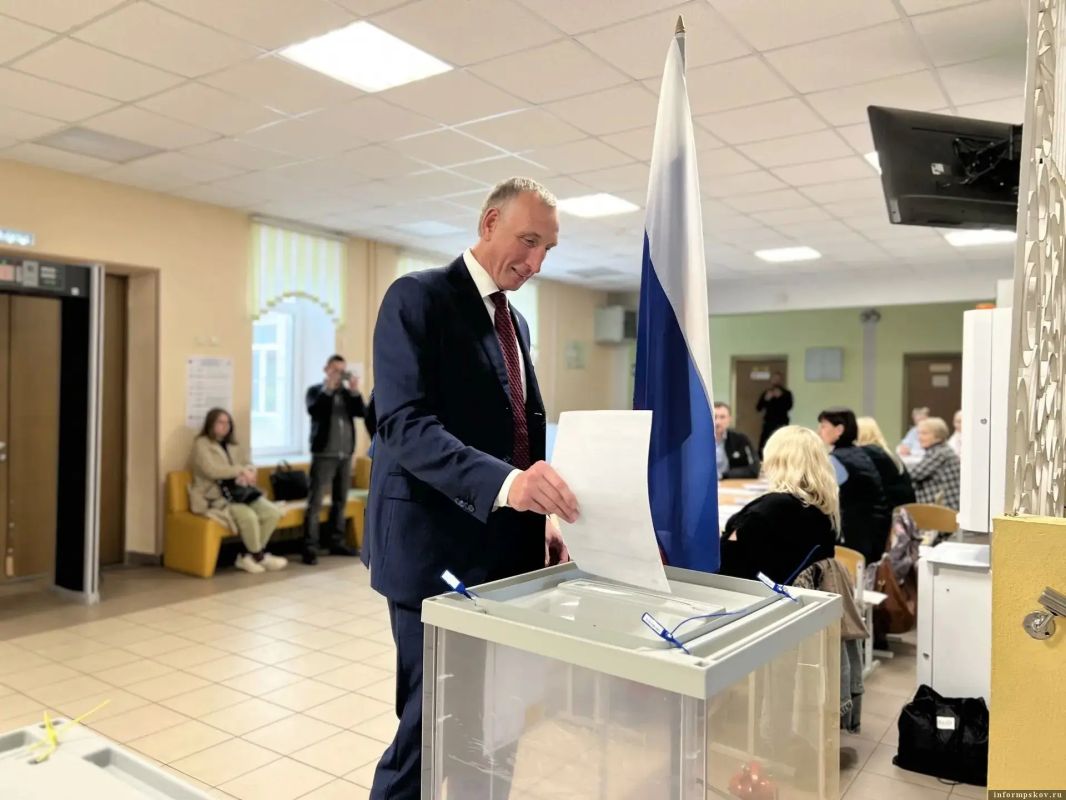 Депутат Госдумы РФ Александр Козловский принял участие в голосовании на выборах депутатов Государственной Думы РФ девятого созыва и Законодательного Собрания области восьмого созыва