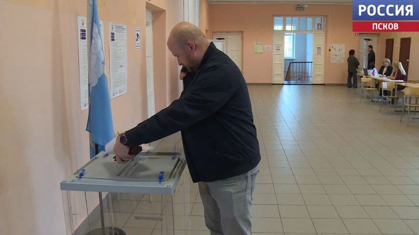 Глава города Пскова Борис Елкин проголосовал на выборах Госдумы и регионального парламента