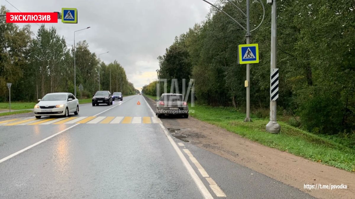 В Псковском районе, у деревни Репки, произошло попутное столкновение автомобилей Renault и Subaru В Псковском районе, у деревни Репки, произошло попутное столкновение автомобилей Renault и Subaru