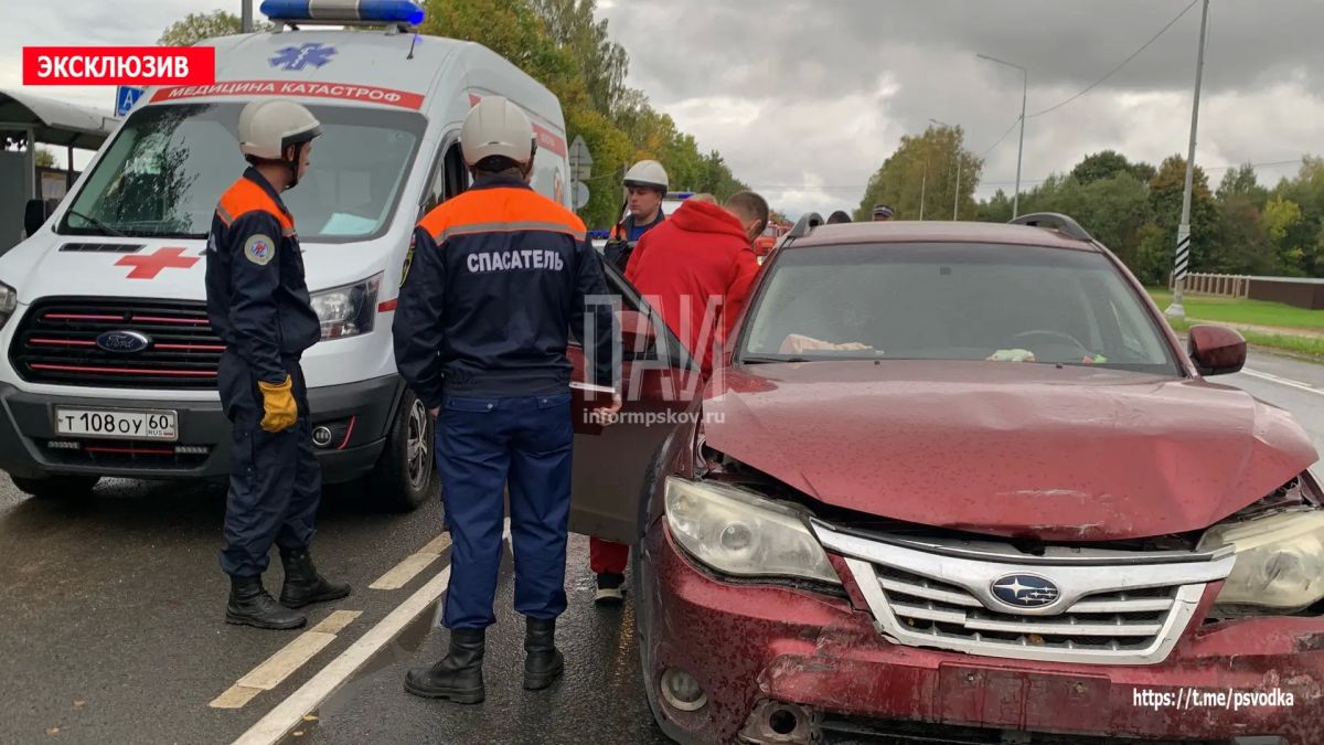 В Псковском районе, у деревни Репки, произошло попутное столкновение автомобилей Renault и Subaru В Псковском районе, у деревни Репки, произошло попутное столкновение автомобилей Renault и Subaru