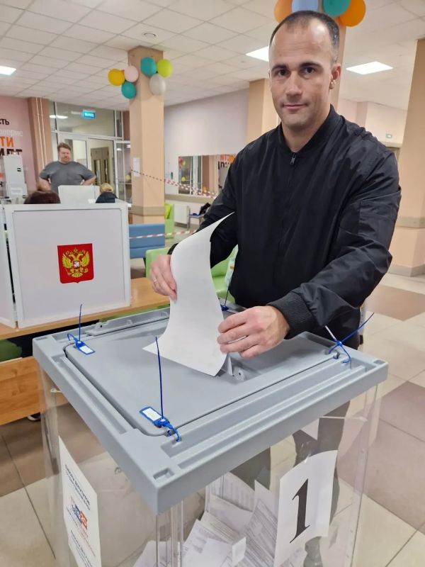Выпускник региональной кадровой программы «Герои земли Псковской» Сергей Бушменков посетил избирательный участок №158 вместе со своей семьей Выпускник региональной кадровой программы «Герои земли Псковской» Сергей Бушменков посетил избирательный участок №158 вместе со своей семьей