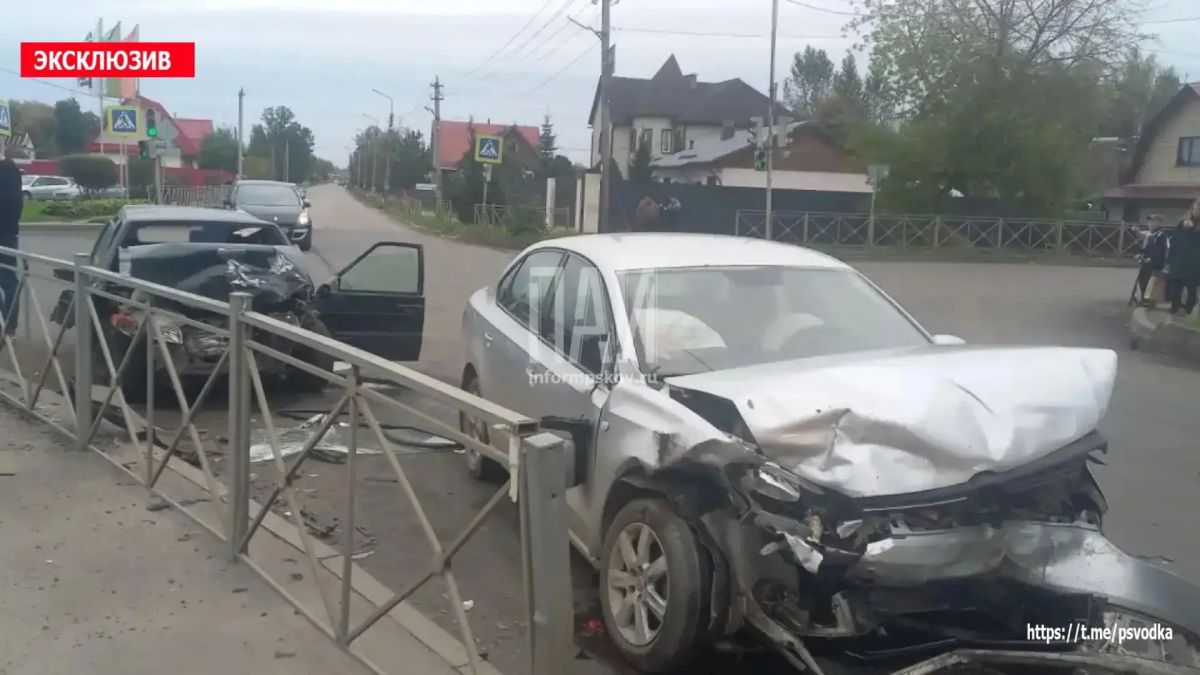 Столкновение автомобилей Volkswagen Polo и Lada 2114 произошло в Великих Луках Столкновение автомобилей Volkswagen Polo и Lada 2114 произошло в Великих Луках