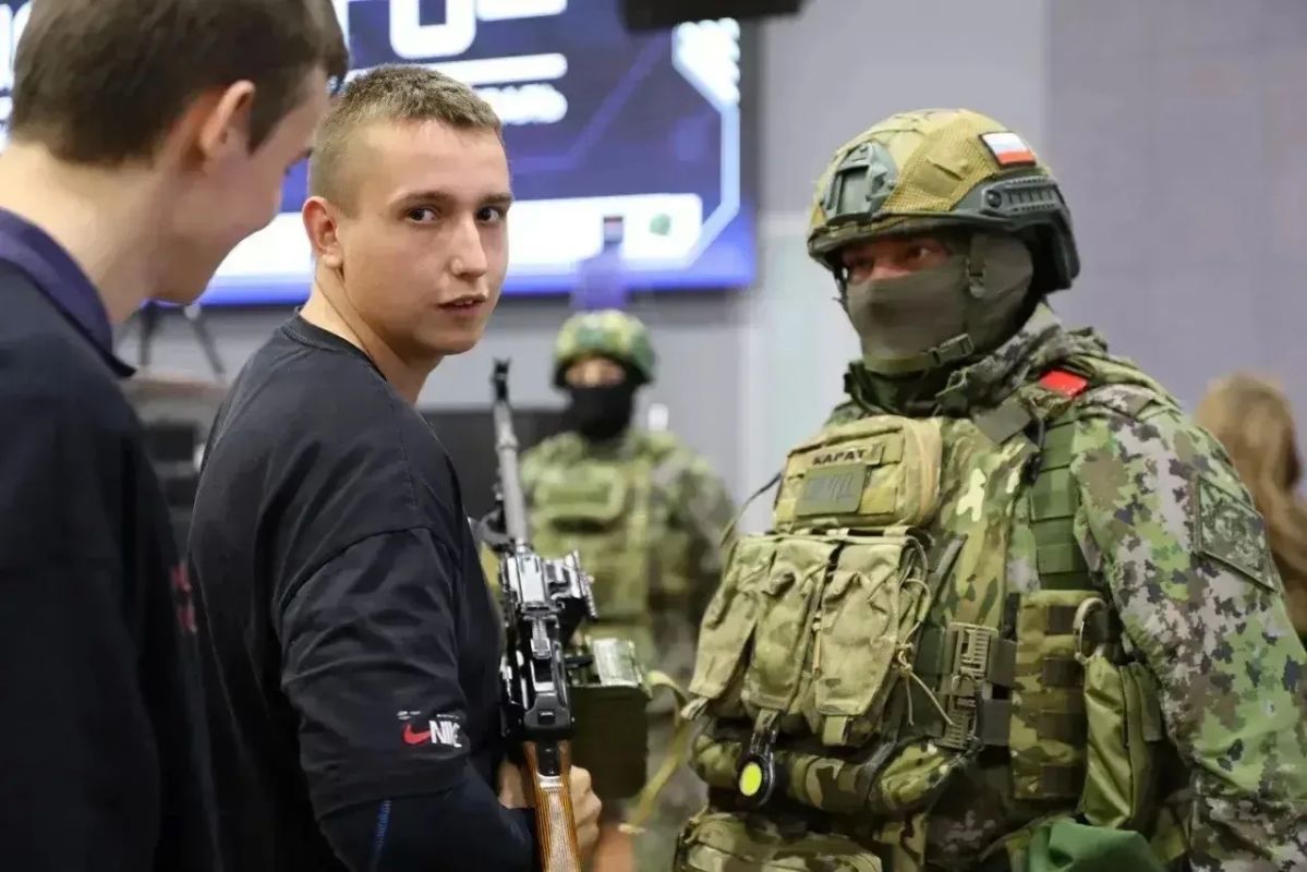 Михаил Ведерников: Более 1500 участников объединил военно-патриотический фестиваль «Защитники будущего» в Пскове Михаил Ведерников: Более 1500 участников объединил военно-патриотический фестиваль «Защитники будущего» в Пскове