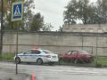 Автомобиль протаранил ограждение на перекрёстке в Великих Луках