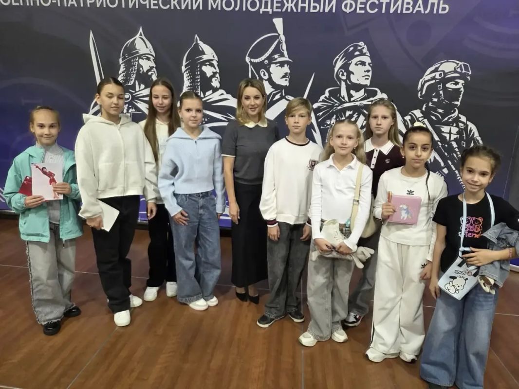 Михаил Ведерников: Легендарная спортсменка и двукратный призёр Олимпийских игр Ирина СЛУЦКАЯ пообещала юным фигуристкам приехать в следующем году в Псков со своим ледовым шоу и провести мастер-класс