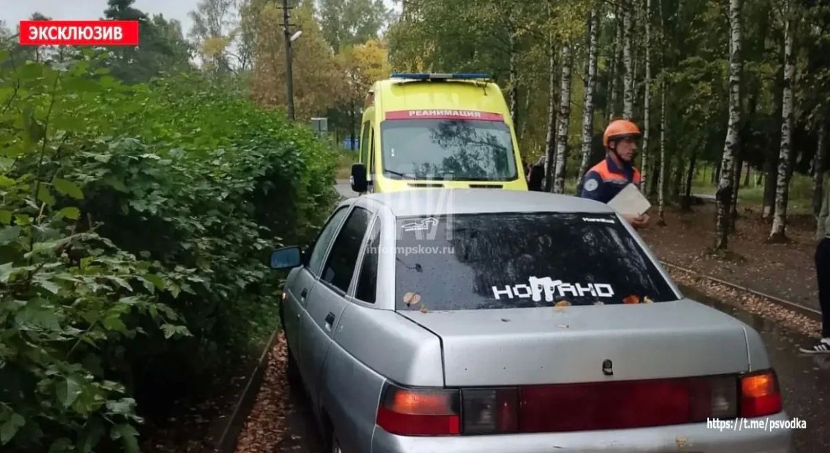Водитель автомобиля ВАЗ-2110 наехал на пешехода у общежития в посёлке Нагорном Великолукского района Водитель автомобиля ВАЗ-2110 наехал на пешехода у общежития в посёлке Нагорном Великолукского района