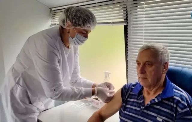Михаил Ведерников: Благодаря выездным медицинским бригадам, которые работали рядом с избирательными участками в дни голосования, 1577 человек защитили себя от гриппа, а ещё 229 – прошли диспансеризацию и профилактические... Михаил Ведерников: Благодаря выездным медицинским бригадам, которые работали рядом с избирательными участками в дни голосования, 1577 человек защитили себя от гриппа, а ещё 229 – прошли диспансеризацию и профилактические...