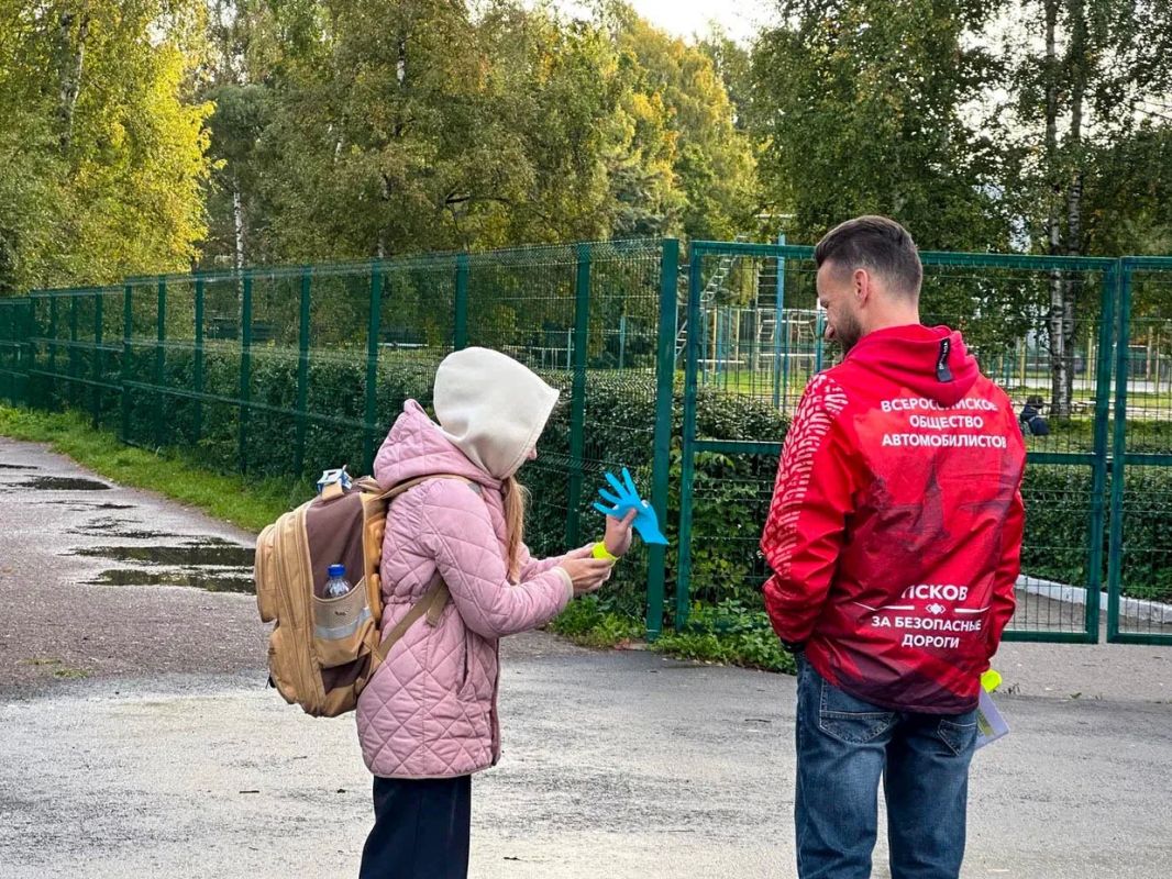 В Пскове сотрудники Госавтоинспекции провели акцию «Возьми ребенка за руку!» В Пскове сотрудники Госавтоинспекции провели акцию «Возьми ребенка за руку!»