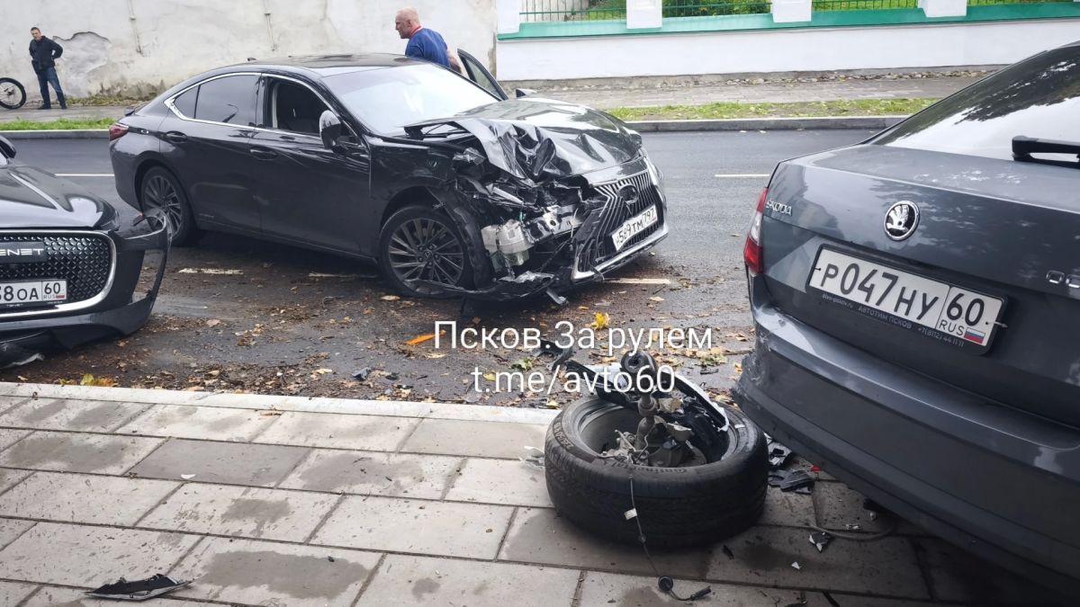 Первое крупное ДТП на обновленной ул. Советской в Пскове Первое крупное ДТП на обновленной ул. Советской в Пскове