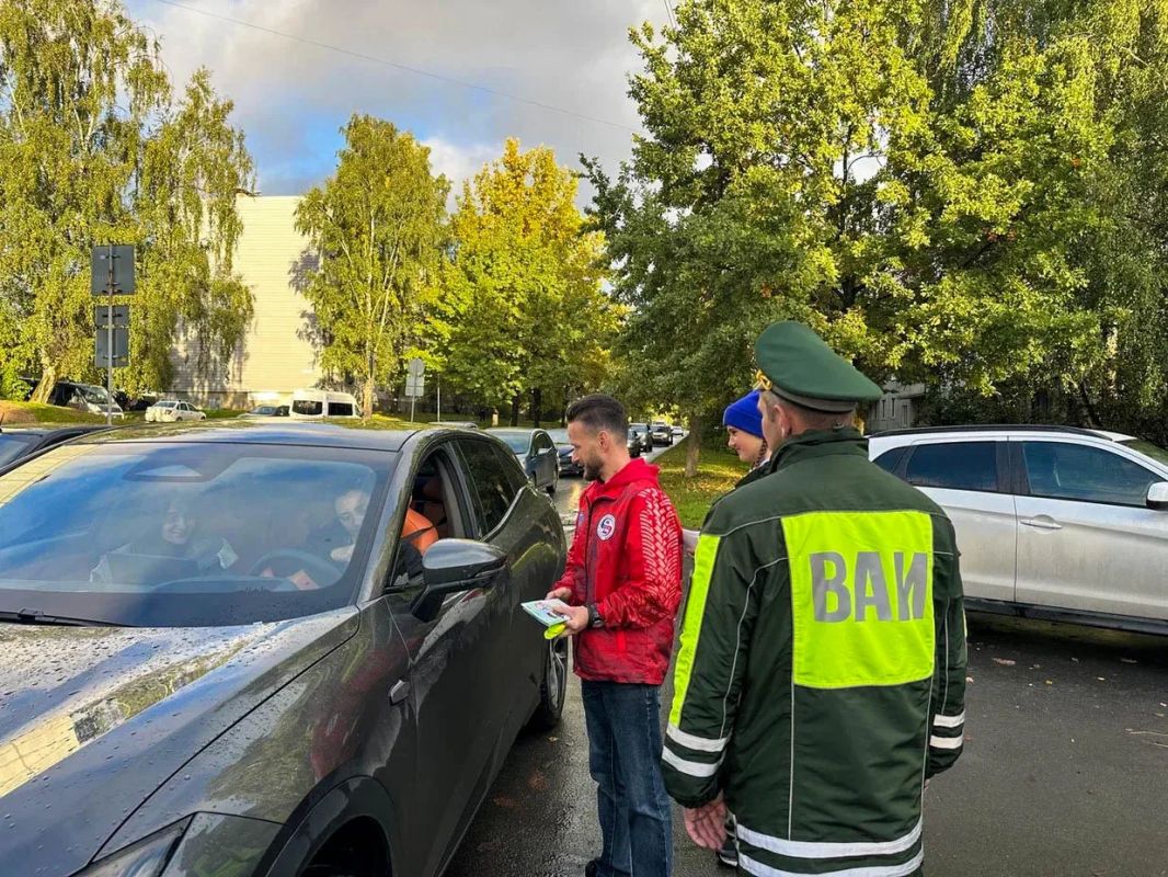 В Пскове сотрудники Госавтоинспекции провели акцию «Возьми ребенка за руку!» В Пскове сотрудники Госавтоинспекции провели акцию «Возьми ребенка за руку!»