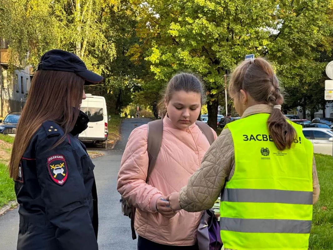 В Пскове сотрудники Госавтоинспекции провели акцию «Возьми ребенка за руку!» В Пскове сотрудники Госавтоинспекции провели акцию «Возьми ребенка за руку!»