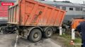Поезд протаранил КамАЗ в Псковской области