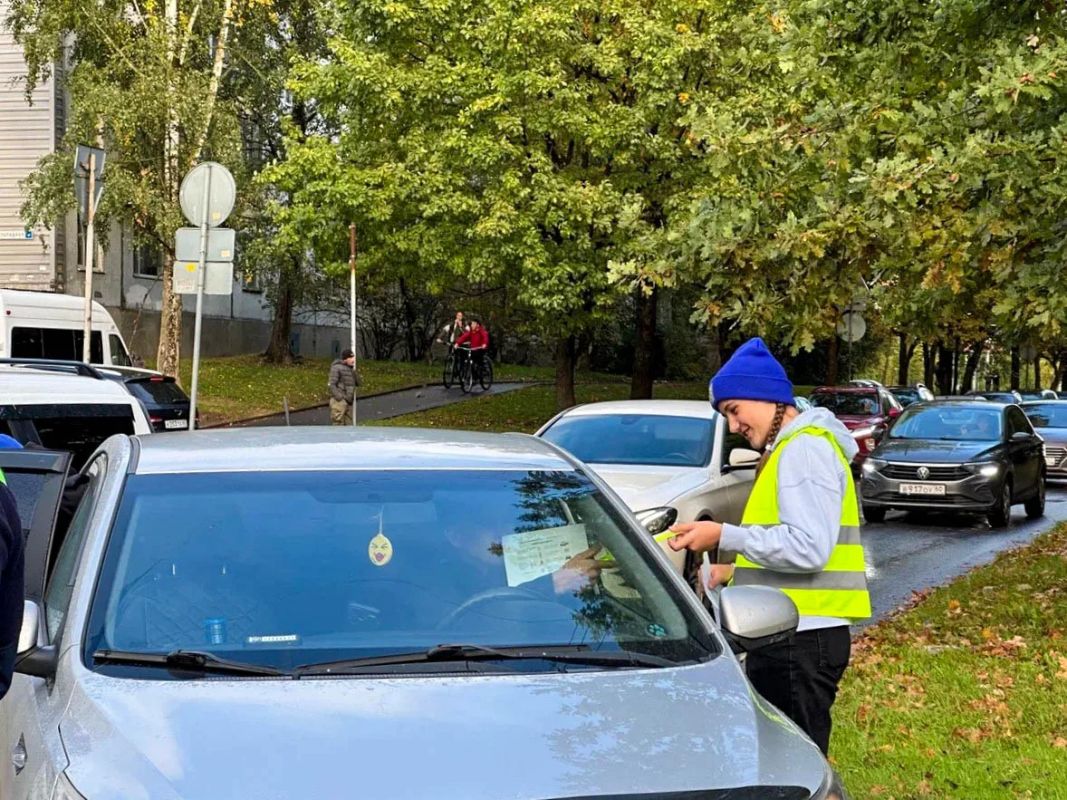 В Пскове сотрудники Госавтоинспекции провели акцию «Возьми ребенка за руку!» В Пскове сотрудники Госавтоинспекции провели акцию «Возьми ребенка за руку!»