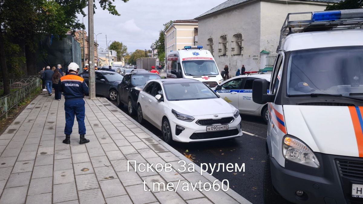 Первое крупное ДТП на обновленной ул. Советской в Пскове Первое крупное ДТП на обновленной ул. Советской в Пскове