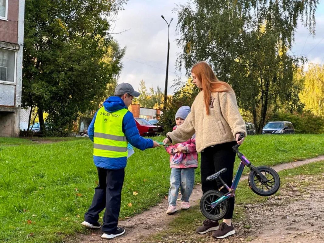 В Пскове сотрудники Госавтоинспекции провели акцию «Возьми ребенка за руку!» В Пскове сотрудники Госавтоинспекции провели акцию «Возьми ребенка за руку!»