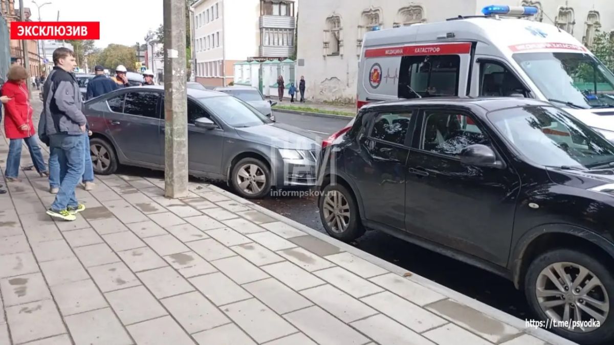 «Лексус» протаранил три автомобиля в Пскове «Лексус» протаранил три автомобиля в Пскове