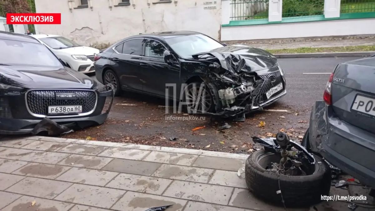 «Лексус» протаранил три автомобиля в Пскове