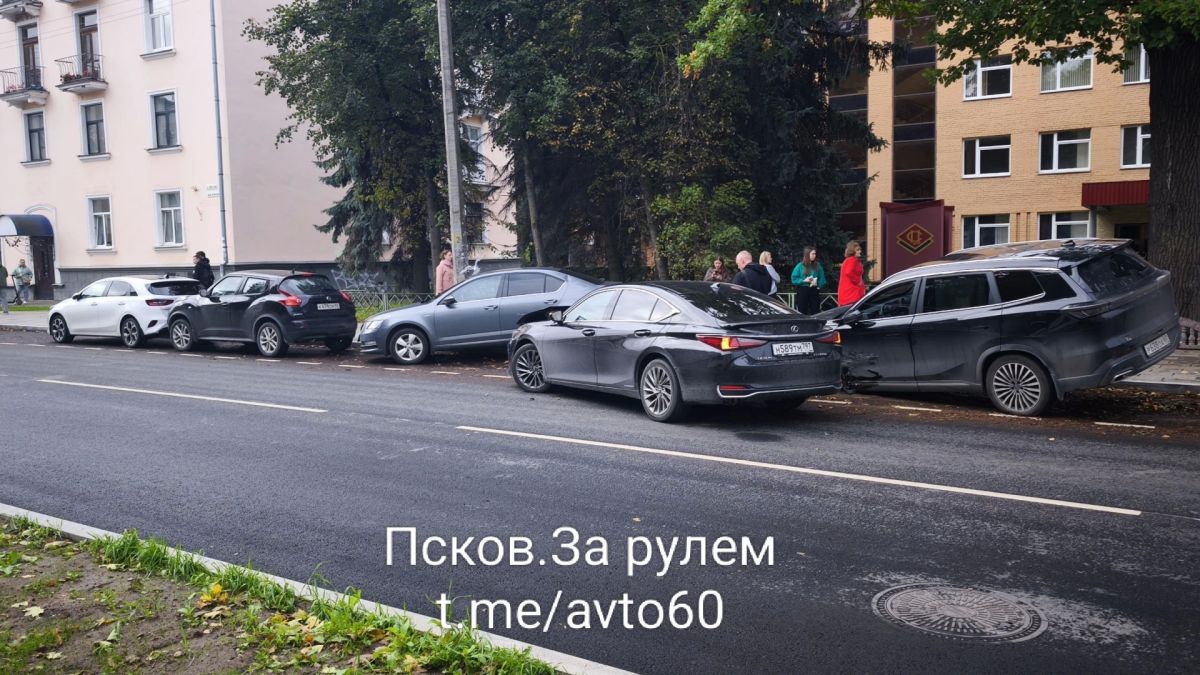 Первое крупное ДТП на обновленной ул. Советской в Пскове Первое крупное ДТП на обновленной ул. Советской в Пскове