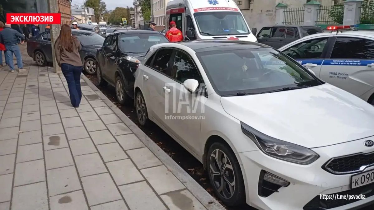 «Лексус» протаранил три автомобиля в Пскове «Лексус» протаранил три автомобиля в Пскове