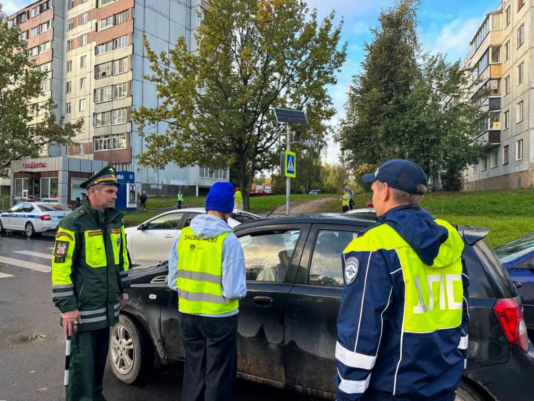 В Пскове сотрудники Госавтоинспекции провели акцию «Возьми ребенка за руку!» В Пскове сотрудники Госавтоинспекции провели акцию «Возьми ребенка за руку!»