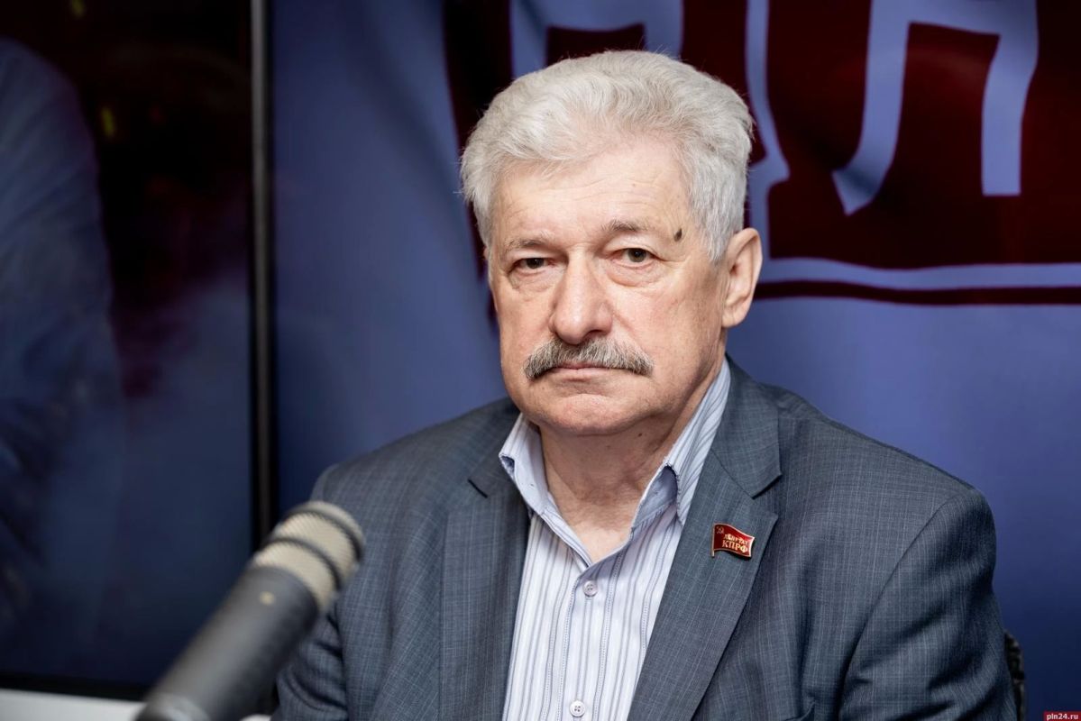 По нашей информации, Дмитрий Михайлов — второй секретарь обкома КПРФ, экс-руководитель фракции в Заксобрании Псковской области и бессменный тандем-партнер персека обкома Петра Алексеенко— не будет депутатом в новом созыве... По нашей информации, Дмитрий Михайлов — второй секретарь обкома КПРФ, экс-руководитель фракции в Заксобрании Псковской области и бессменный тандем-партнер персека обкома Петра Алексеенко— не будет депутатом в новом созыве...