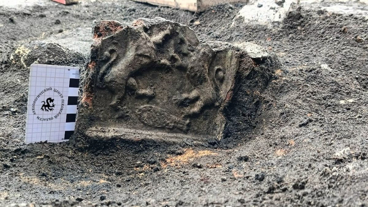 «Лексус» протаранил три автомобиля в Пскове «Лексус» протаранил три автомобиля в Пскове