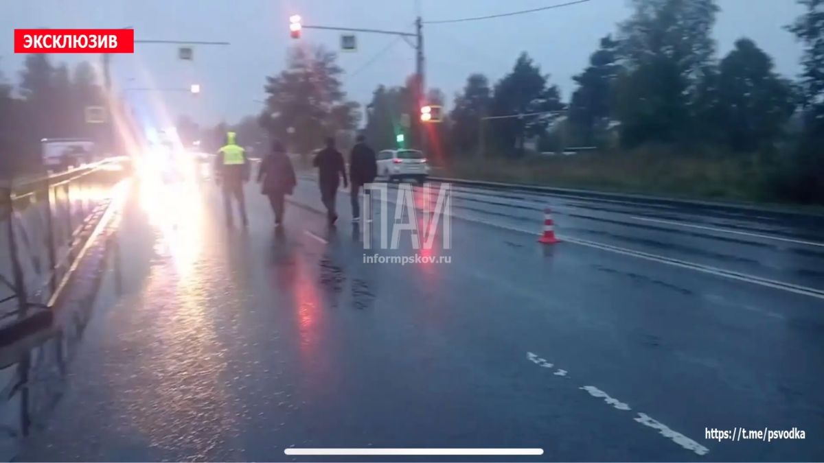 На Крестовском шоссе у дома 2 по улице Пригородной, водитель автомобиля Hyundai совершил наезд на пешехода, перебегавшего дорогу вне пешеходного перехода На Крестовском шоссе у дома 2 по улице Пригородной, водитель автомобиля Hyundai совершил наезд на пешехода, перебегавшего дорогу вне пешеходного перехода