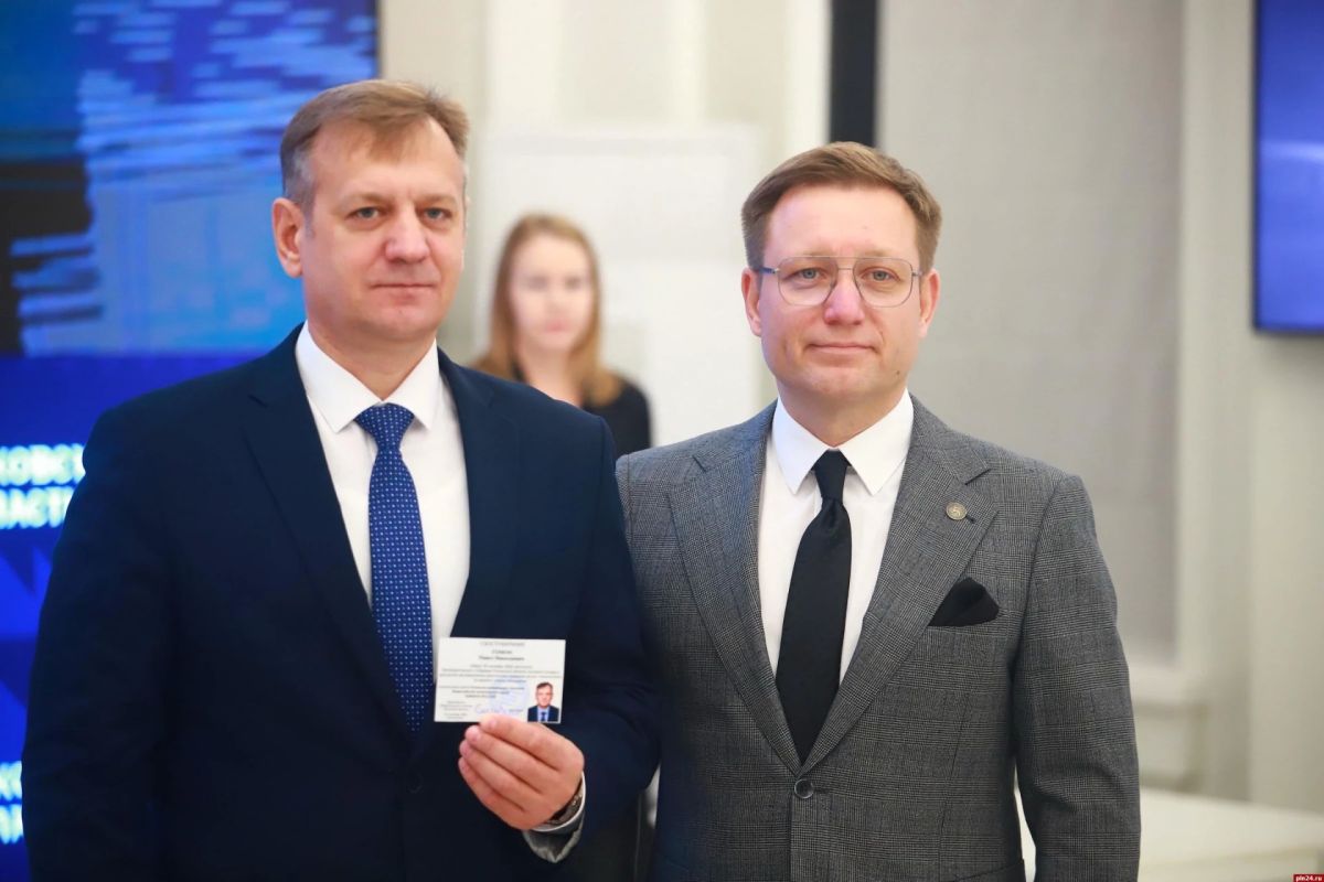 13 избранным по партийным спискам депутатов псковского ЗакСа вручили удостоверения 13 избранным по партийным спискам депутатов псковского ЗакСа вручили удостоверения