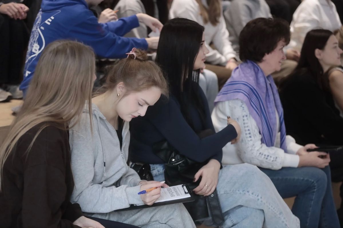 Пять дней под «Книжной яблоней»: писатели, ярмарка и простор для творчества Пять дней под «Книжной яблоней»: писатели, ярмарка и простор для творчества