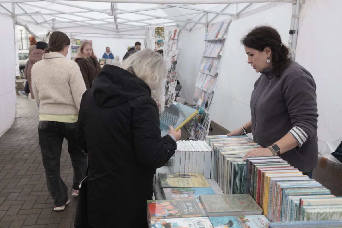 Пять дней под «Книжной яблоней»: писатели, ярмарка и простор для творчества Пять дней под «Книжной яблоней»: писатели, ярмарка и простор для творчества