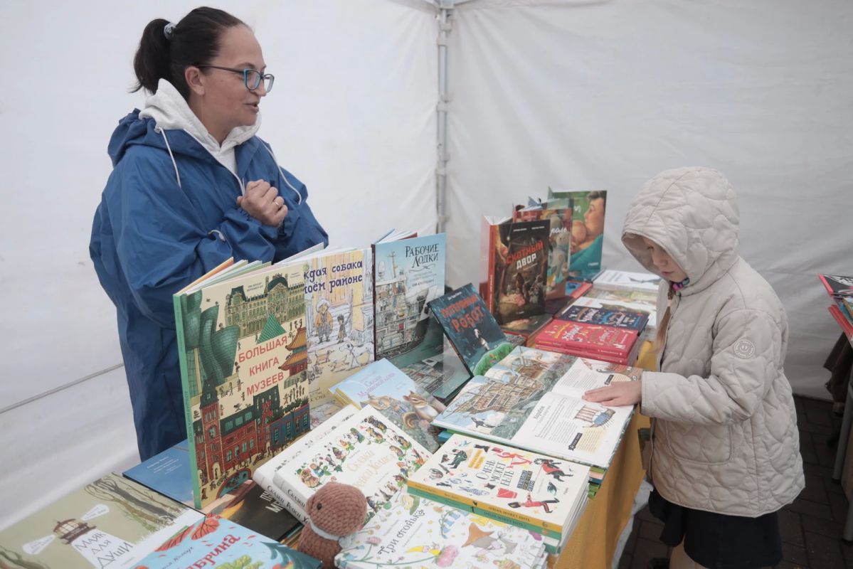 Пять дней под «Книжной яблоней»: писатели, ярмарка и простор для творчества Пять дней под «Книжной яблоней»: писатели, ярмарка и простор для творчества