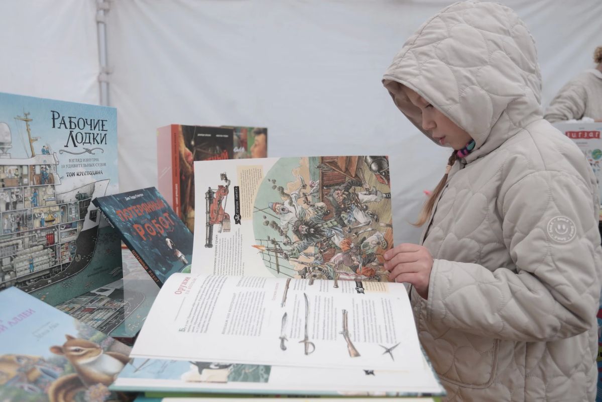 Пять дней под «Книжной яблоней»: писатели, ярмарка и простор для творчества Пять дней под «Книжной яблоней»: писатели, ярмарка и простор для творчества