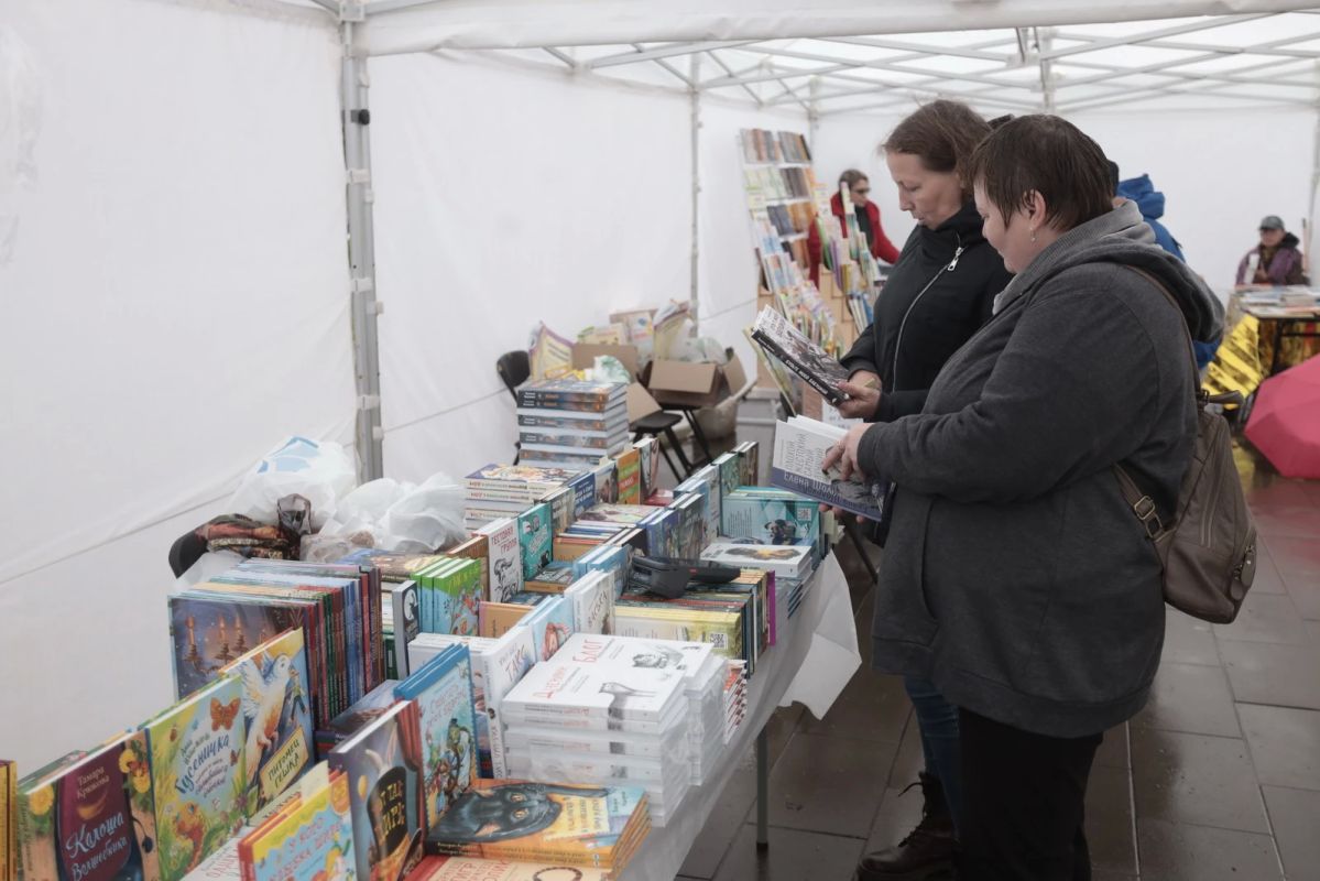 Пять дней под «Книжной яблоней»: писатели, ярмарка и простор для творчества Пять дней под «Книжной яблоней»: писатели, ярмарка и простор для творчества