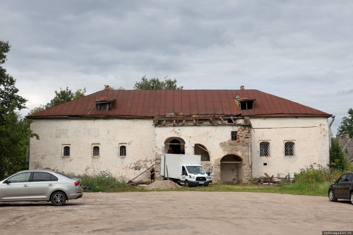 Здание Солодёжни XVII века и прилегающая к ней территория на улице Гоголя, 42 в Пскове выставлено на продажу за начальную цену в 6 млн 951 тысячу рублей
