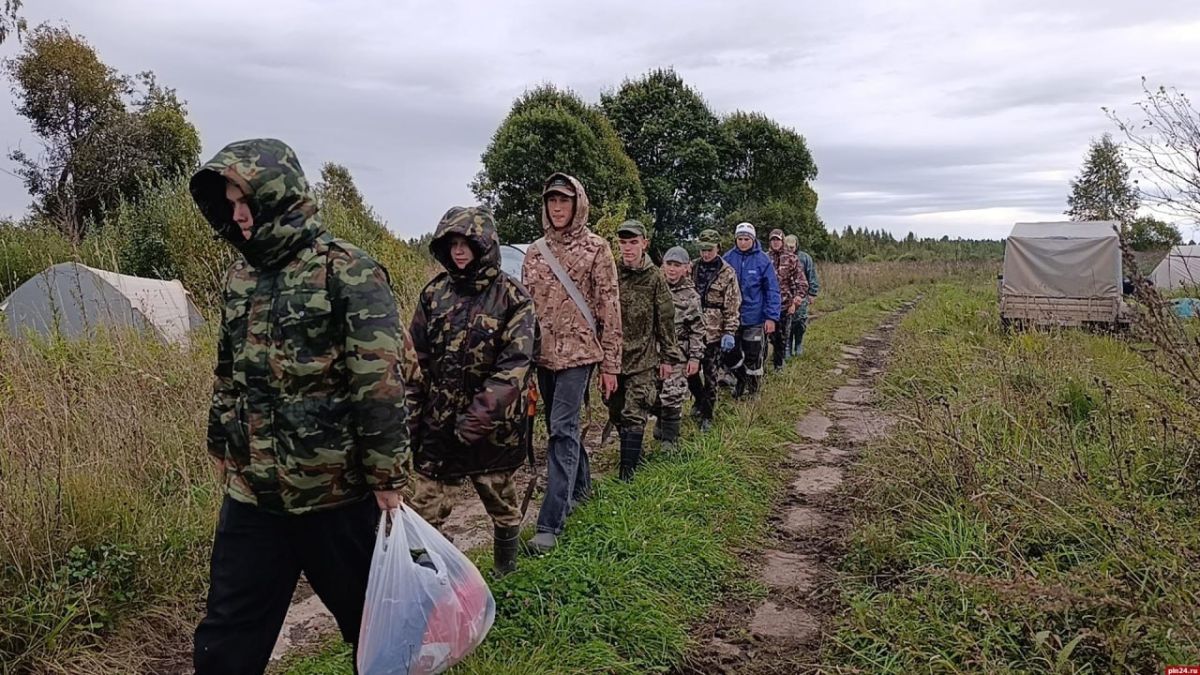 Молодёжный поисковый отряд «Журавли» вернулся из трёхдневной экспедиции в урочище Колотушино, проходившей в непростых погодных условиях — под проливным дождём и при низких температурах Молодёжный поисковый отряд «Журавли» вернулся из трёхдневной экспедиции в урочище Колотушино, проходившей в непростых погодных условиях — под проливным дождём и при низких температурах