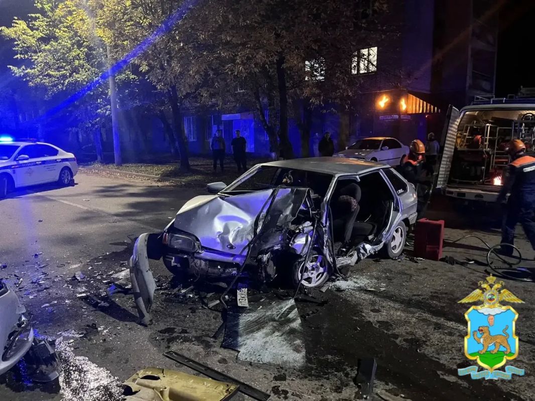 Полицейские устанавливают обстоятельства ДТП в Великих Луках Полицейские устанавливают обстоятельства ДТП в Великих Луках