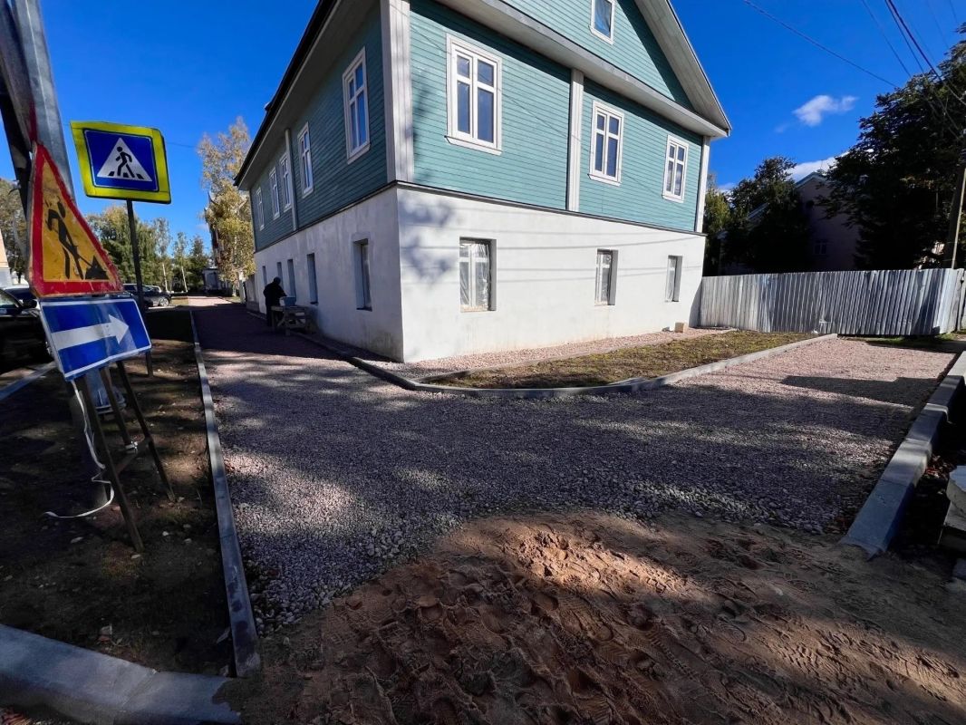 Тротуары на улице Некрасова в Пскове готовят к укладке асфальта Тротуары на улице Некрасова в Пскове готовят к укладке асфальта