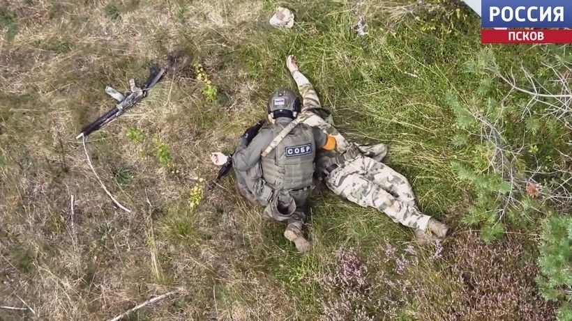 В Псковской области прошли учения по пресечению теракта на аэродроме В Псковской области прошли учения по пресечению теракта на аэродроме