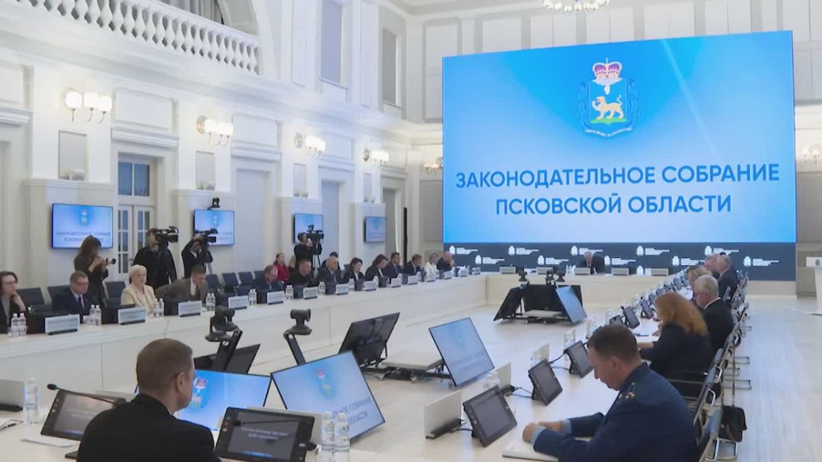 Михаил Ведерников: Сегодня состоялась первая сессия Законодательного Собрания Псковской области VIII созыва