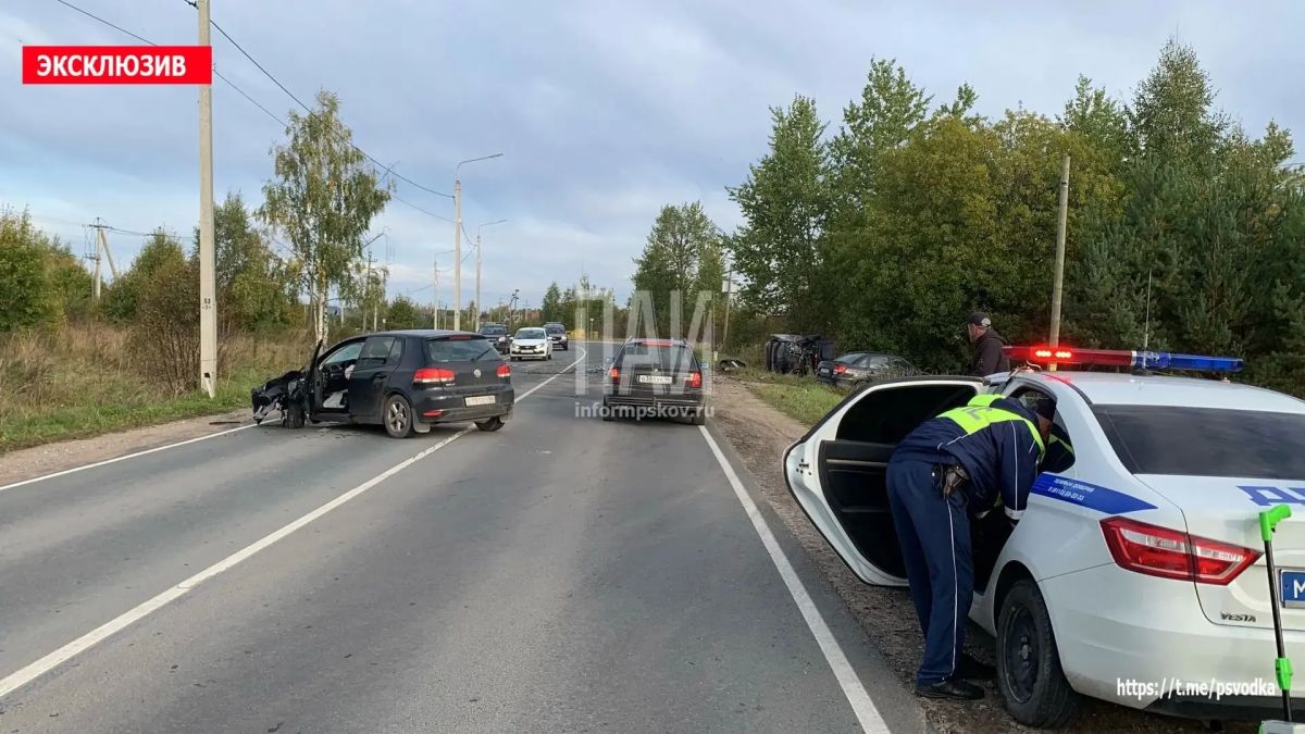 Тройное ДТП с пострадавшим произошло у деревни Логозовичи в Псковском районе Тройное ДТП с пострадавшим произошло у деревни Логозовичи в Псковском районе