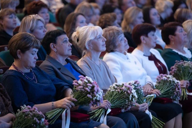 «Уважение к учителю подкрепляется делом»: в Пскове поздравили педагогов «Уважение к учителю подкрепляется делом»: в Пскове поздравили педагогов