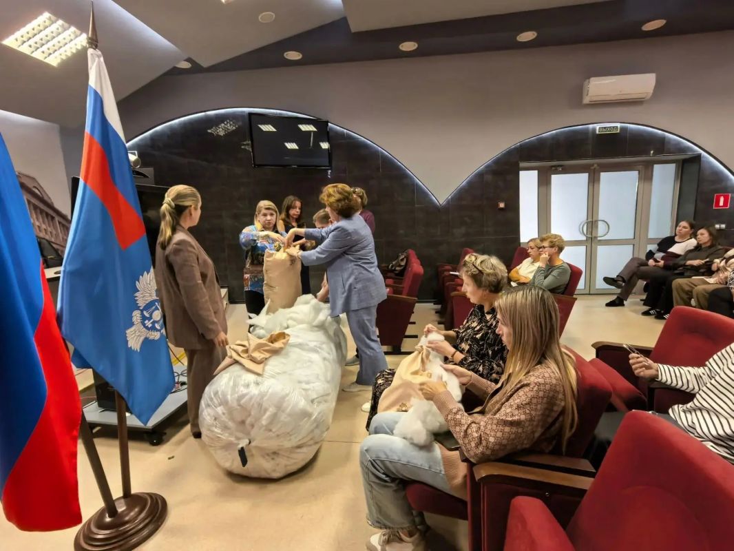 В рамках Всероссийской акции «Спасибо, что #МЫВМЕСТЕ», приуроченной ко Дню воссоединения Донецкой Народной Республики, Луганской Народной Республики, Запорожской и Херсонской областей с Российской Федерацией, сотрудники... В рамках Всероссийской акции «Спасибо, что #МЫВМЕСТЕ», приуроченной ко Дню воссоединения Донецкой Народной Республики, Луганской Народной Республики, Запорожской и Херсонской областей с Российской Федерацией, сотрудники...