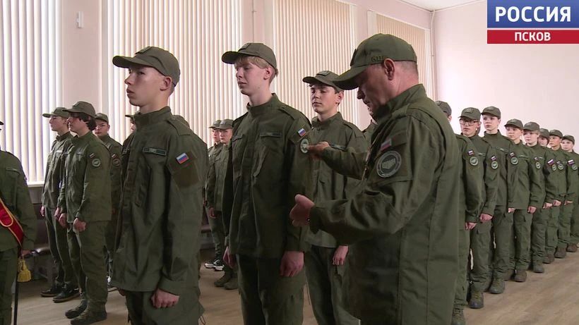 От тактики до первой помощи: ученики школы №2 Пскова начали военно-прикладную подготовку От тактики до первой помощи: ученики школы №2 Пскова начали военно-прикладную подготовку