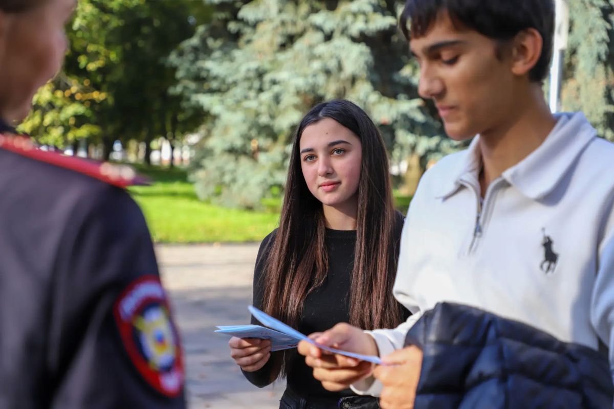 Полицейские и волонтеры провели масштабное профилактическое мероприятие Полицейские и волонтеры провели масштабное профилактическое мероприятие
