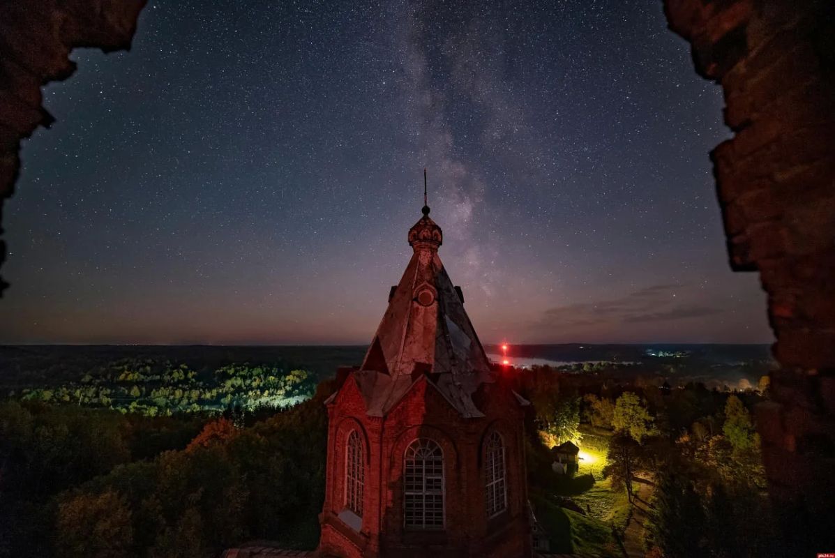 Плеяды и Андромеда: астрофотограф запечатлел глубокий космос с колокольни храма в Дедовичском округе