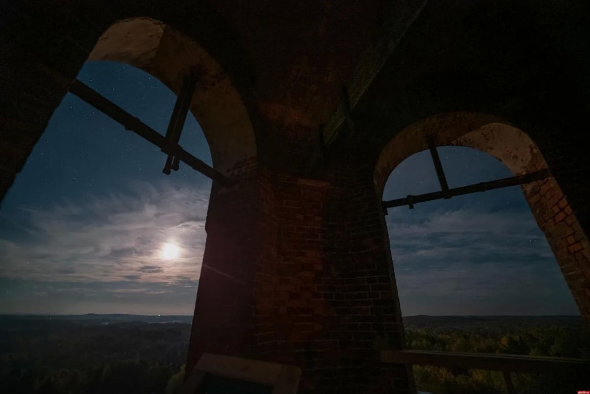 Плеяды и Андромеда: астрофотограф запечатлел глубокий космос с колокольни храма в Дедовичском округе Плеяды и Андромеда: астрофотограф запечатлел глубокий космос с колокольни храма в Дедовичском округе