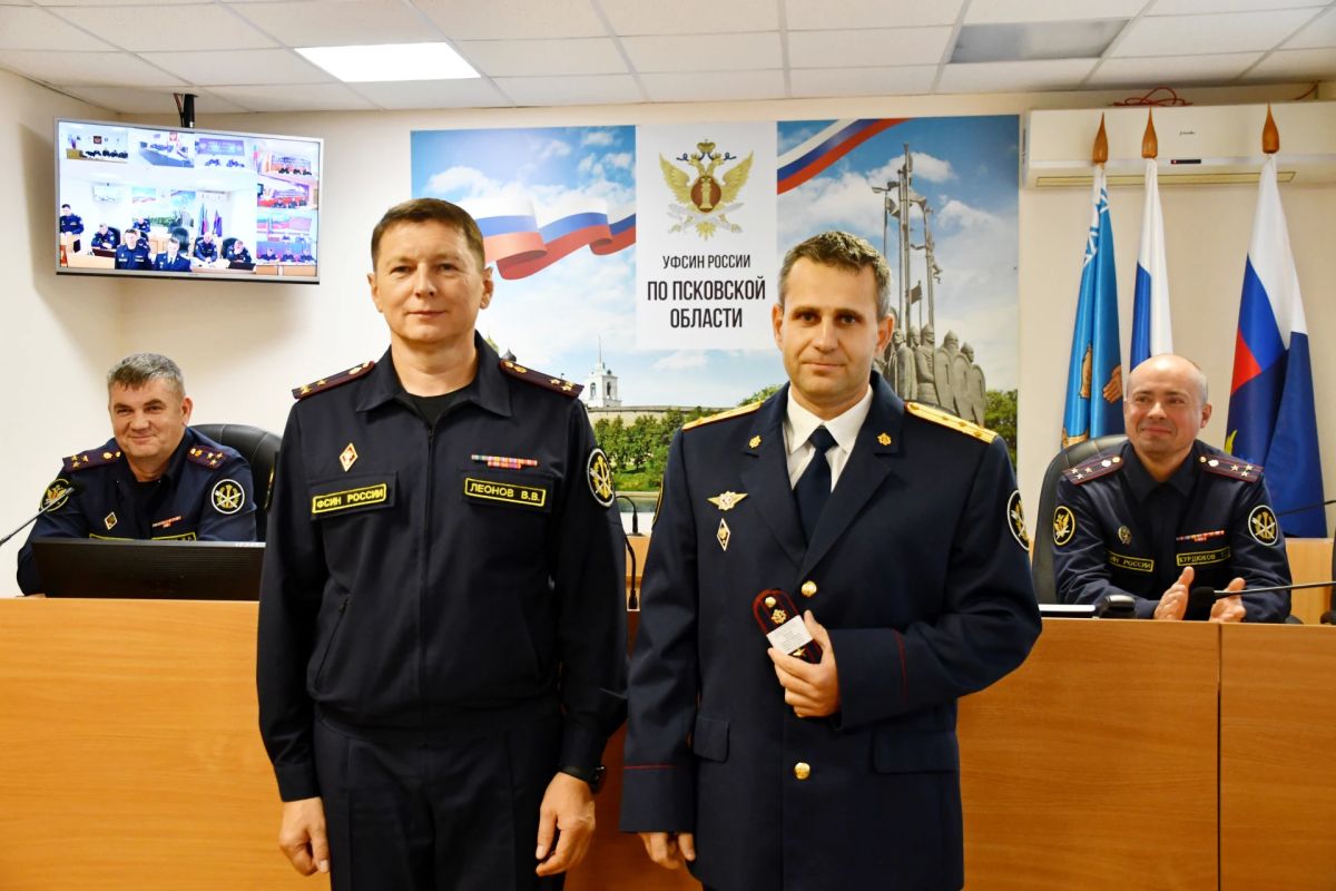 Сотрудникам УФСИН вручены погоны в связи с присвоением очередных специальных званий Сотрудникам УФСИН вручены погоны в связи с присвоением очередных специальных званий