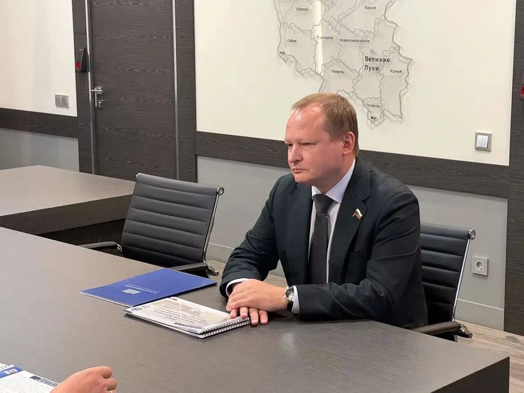 Михаил Ведерников: С депутатом Государственной Думы IX созыва Антоном МОРОЗОМ обсудили итоги минувших выборов и порядок дальнейшего взаимодействия с Правительством Псковской области и нашим Представительством в Москве Михаил Ведерников: С депутатом Государственной Думы IX созыва Антоном МОРОЗОМ обсудили итоги минувших выборов и порядок дальнейшего взаимодействия с Правительством Псковской области и нашим Представительством в Москве